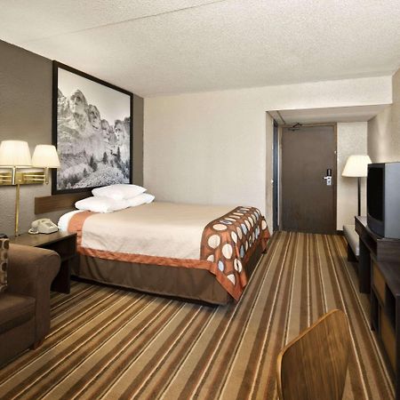 Super 8 By Wyndham Redfield Hotel Bagian luar foto