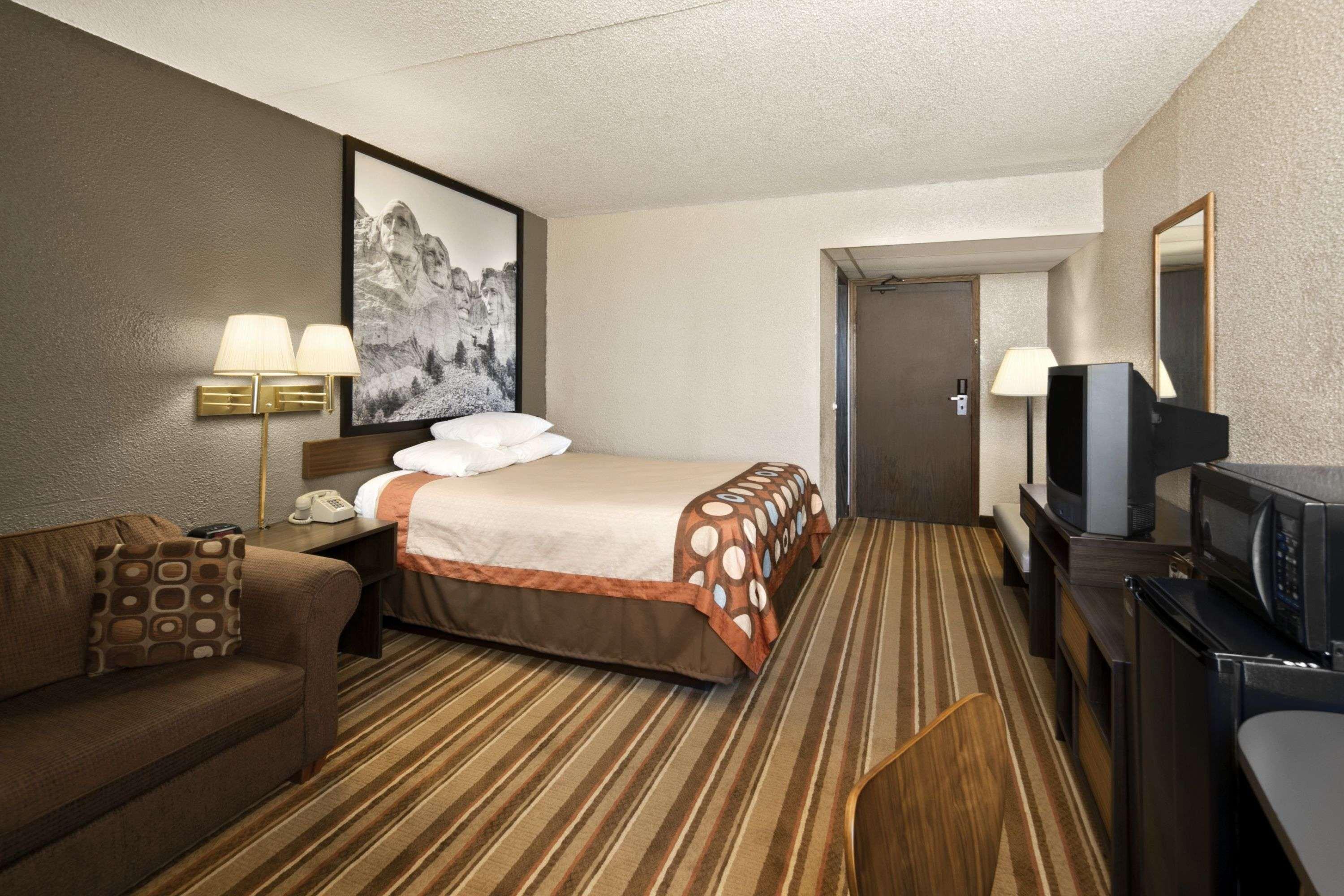 Super 8 By Wyndham Redfield Hotel Bagian luar foto