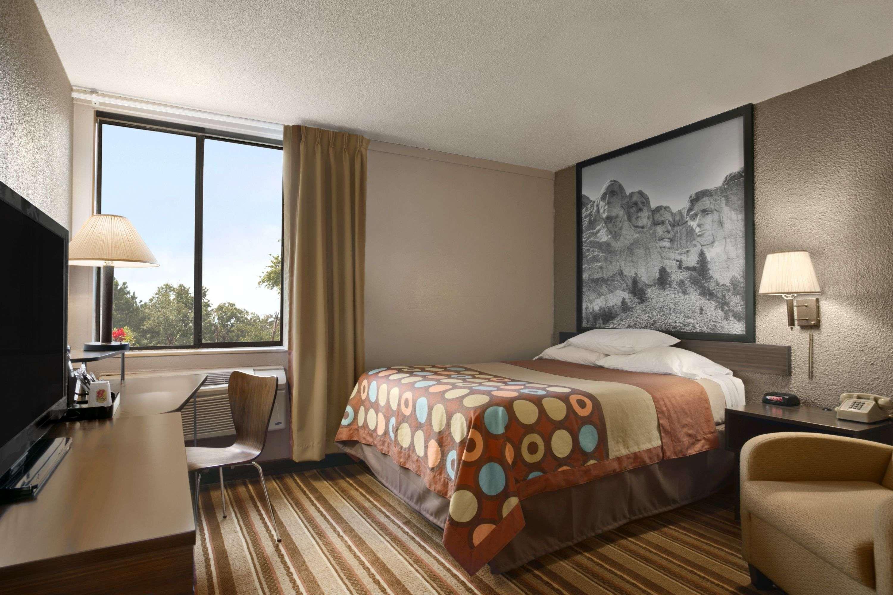 Super 8 By Wyndham Redfield Hotel Bagian luar foto