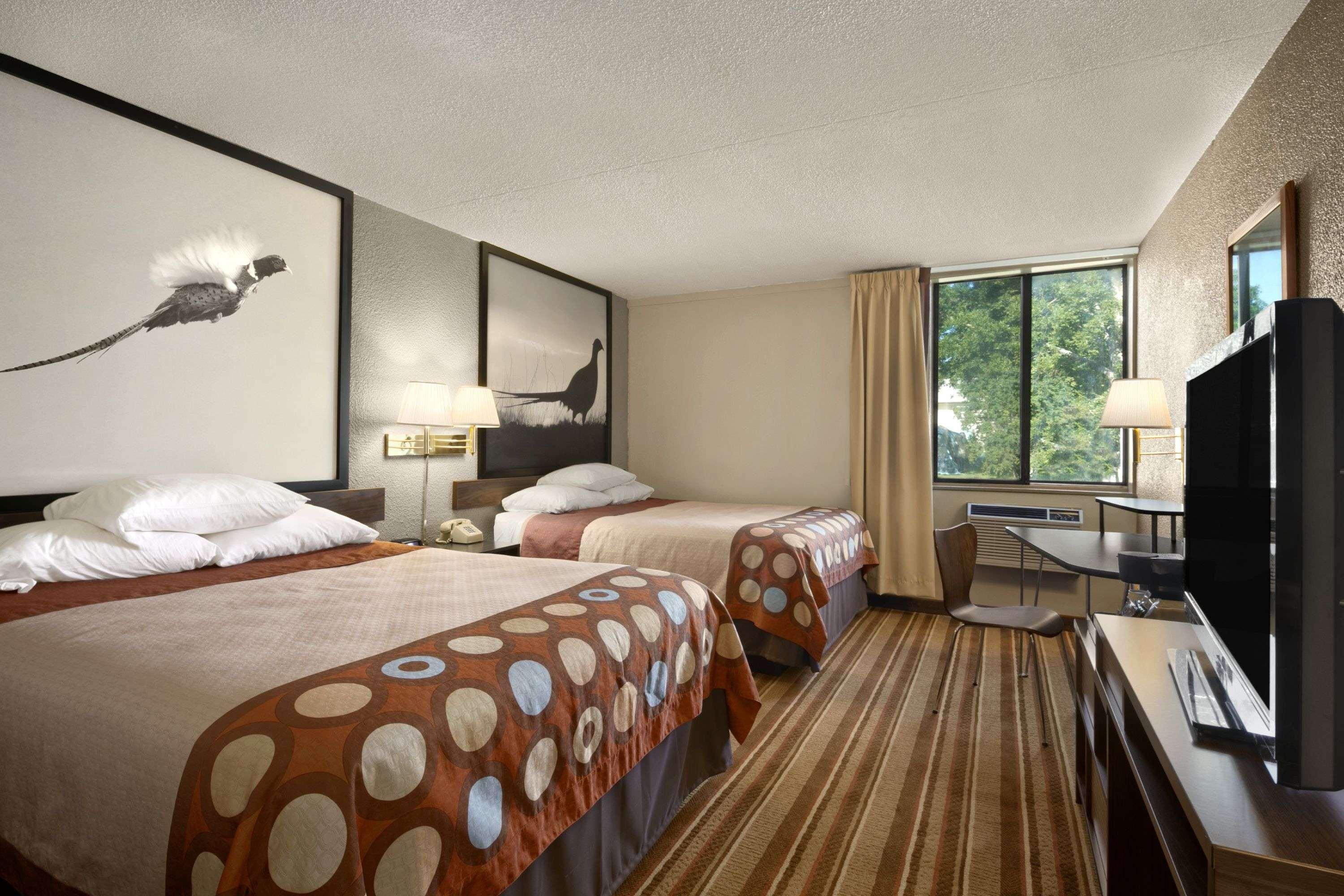Super 8 By Wyndham Redfield Hotel Bagian luar foto