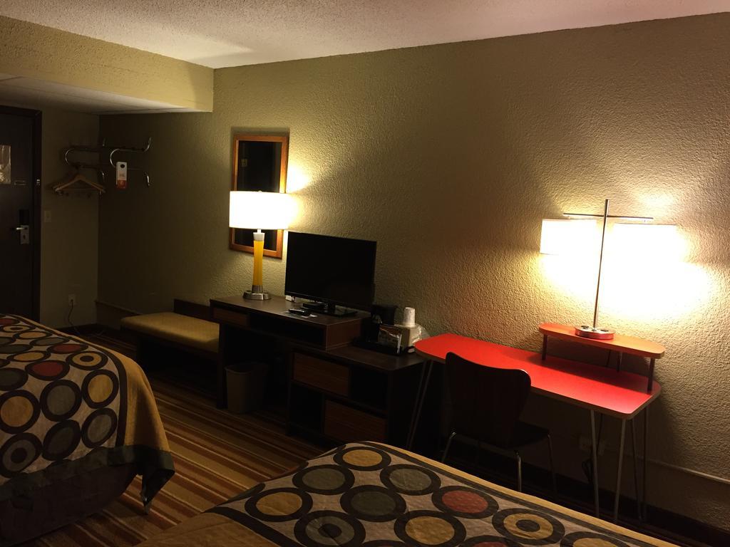 Super 8 By Wyndham Redfield Hotel Bagian luar foto