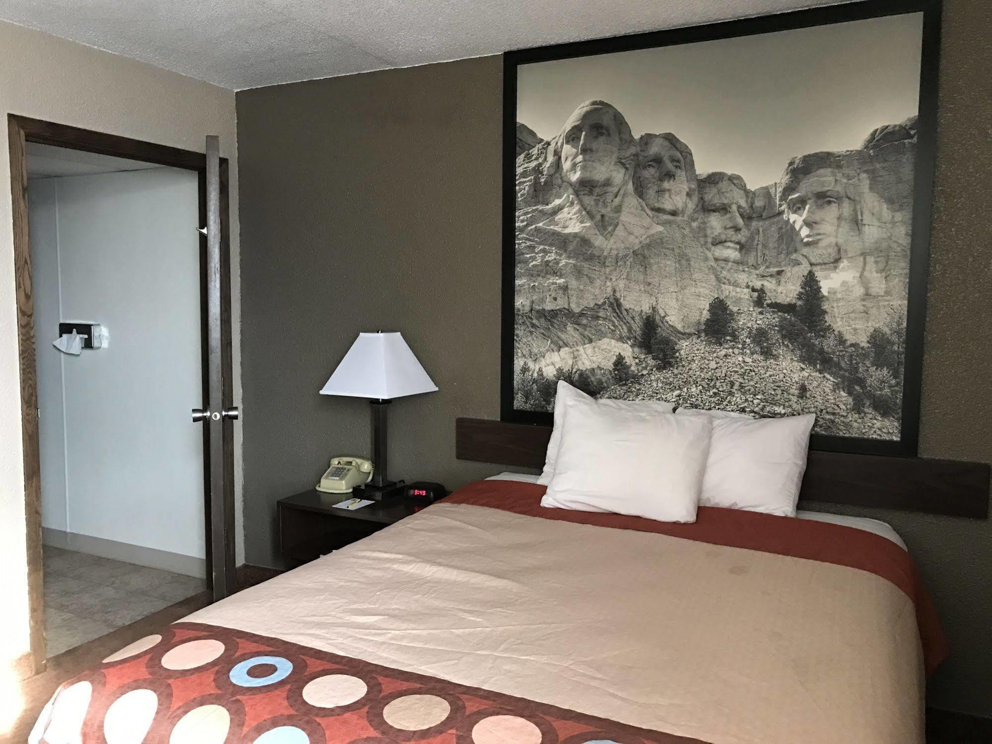 Super 8 By Wyndham Redfield Hotel Bagian luar foto