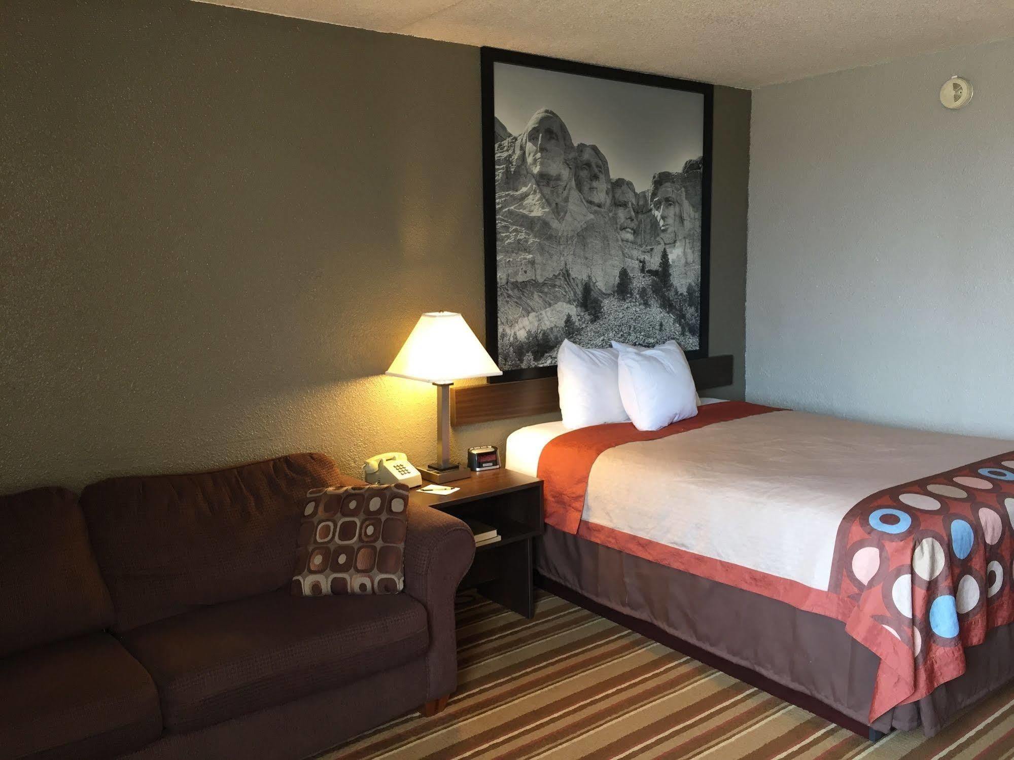 Super 8 By Wyndham Redfield Hotel Bagian luar foto