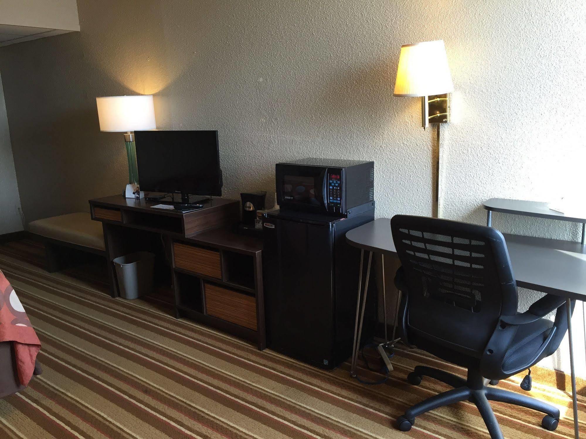 Super 8 By Wyndham Redfield Hotel Bagian luar foto