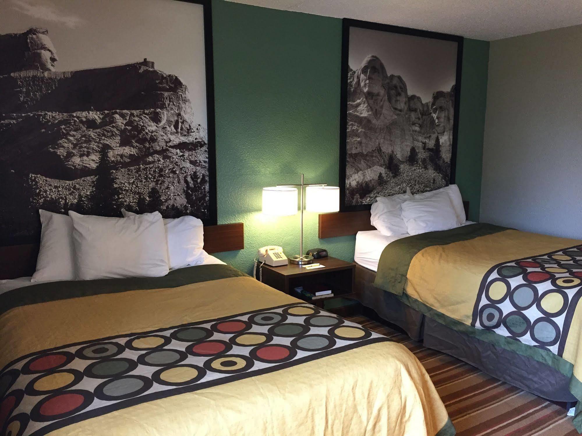 Super 8 By Wyndham Redfield Hotel Bagian luar foto